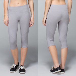 🍋 Lululemon In the Flow Crop - Light Gray
